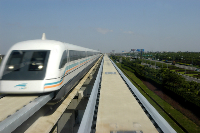 ShanghaiMaglevHeadOnSmall